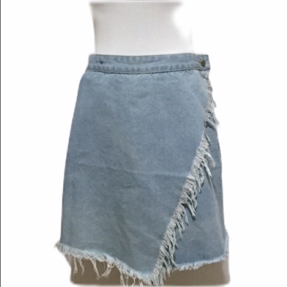 Dresses & Skirts - 🎄3/$15 Frayed Edge Light Blue Denim Wrap Skirt L
